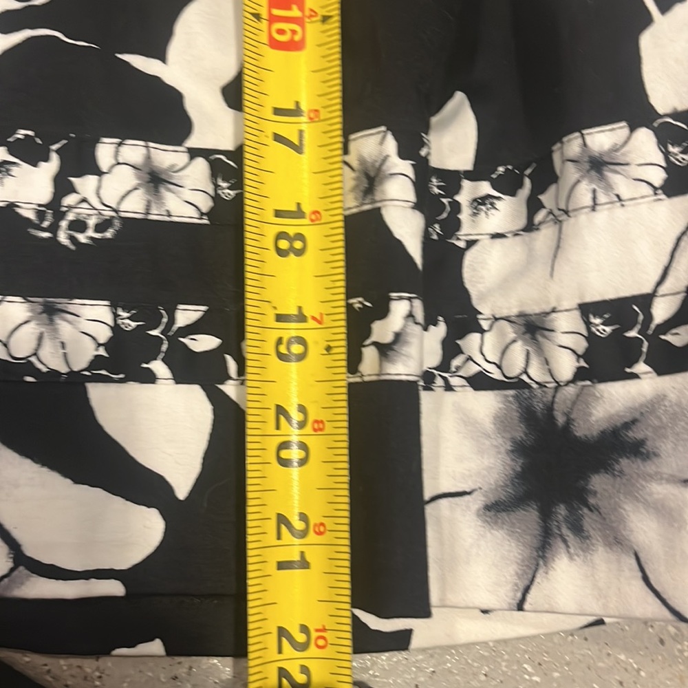 WHITE HOUSE BLACK MARKET FLORAL A-LINE PLEATED SKIRT BLACK WHITE SIZE 4 - Picture 10 of 11